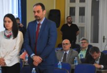 Minut tišine za Ratka Mladića: Opozicija nije ustala, sednica završena žestokom raspravom