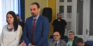 Minut tišine za Ratka Mladića: Opozicija nije ustala, sednica završena žestokom raspravom
